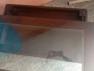 Mesa baja de madera y cristal
