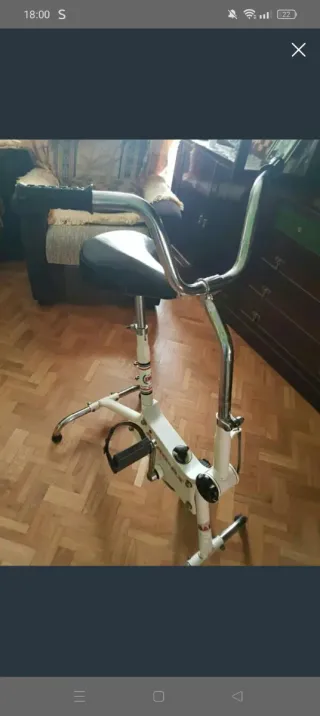 Bicicleta estática blanca