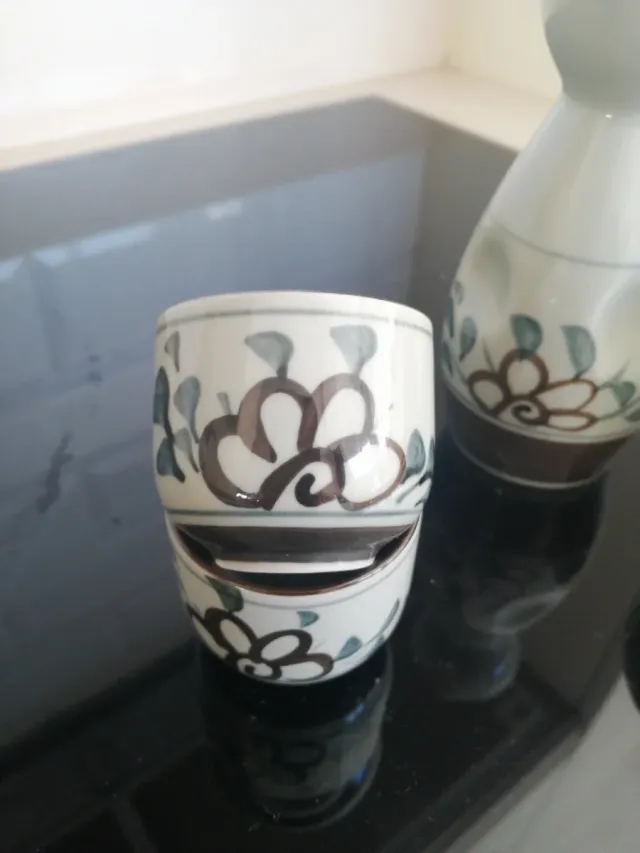 Juego de sake con 4 tazas