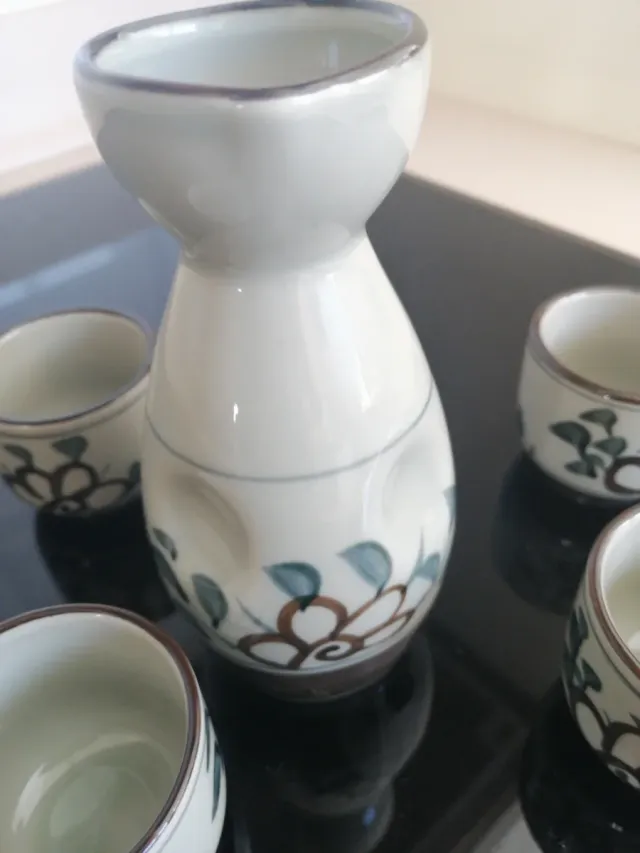 Juego de sake con 4 tazas