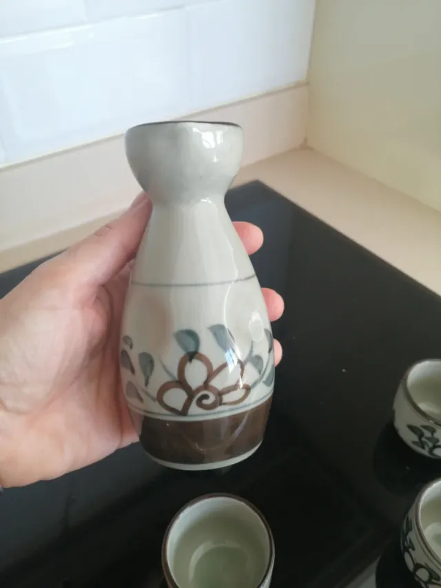 Juego de sake con 4 tazas