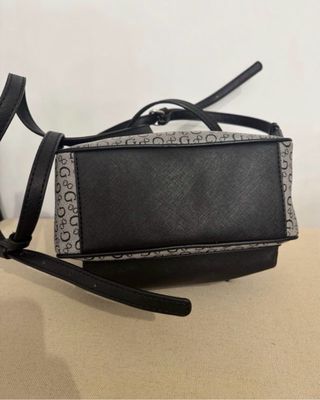 Mochila Guess Negra y Gris