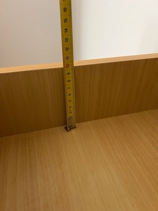 Zapatero de madera color beige y marrón