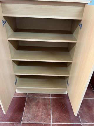 Zapatero de madera color beige y marrón