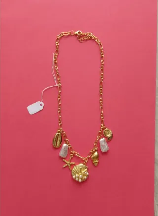 Collar dorado con conchas y perlas