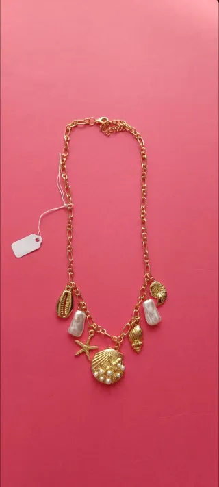 Collar dorado con conchas y perlas