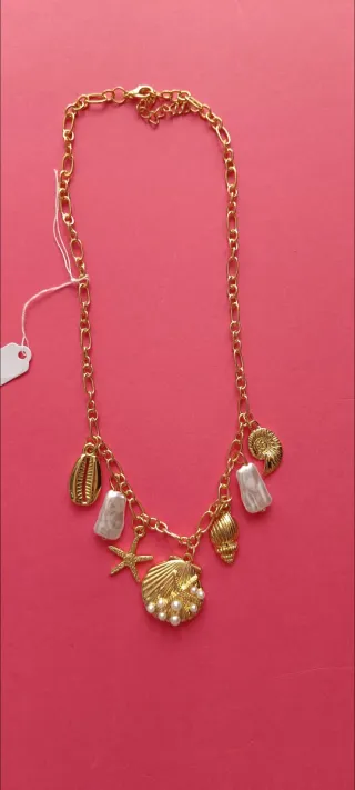 Collar dorado con conchas y perlas