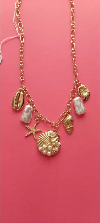 Collar dorado con conchas y perlas