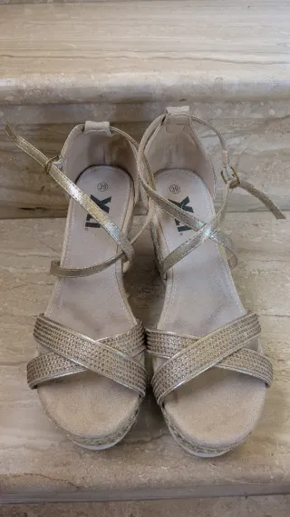 Sandalias Xti Beige y Doradas Talla 39