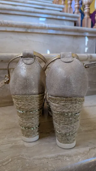 Sandalias Xti Beige y Doradas Talla 39