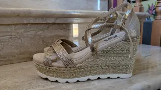 Sandalias Xti Beige y Doradas Talla 39