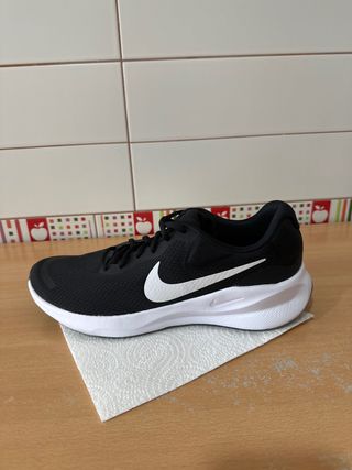 Nike Revolution 7 Talla 44.5 Negro/Blanco
