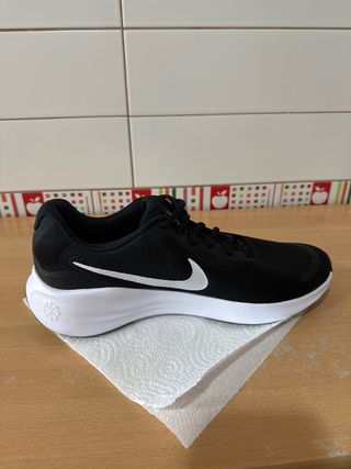Nike Revolution 7 Talla 44.5 Negro/Blanco