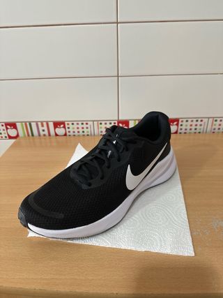 Nike Revolution 7 Talla 44.5 Negro/Blanco