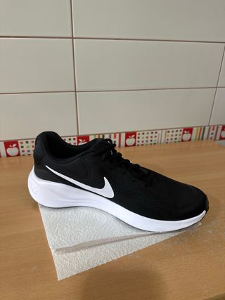 Nike Revolution 7 Talla 44.5 Negro/Blanco