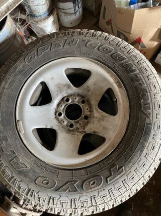 4 Ruedas Jeep 5 Agujeros con Llanta