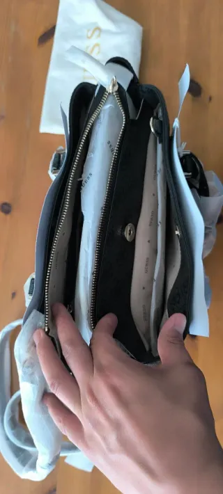 Bolso Guess Negro con Logo