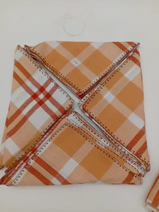 Mantel cuadros naranja y blanco y marron