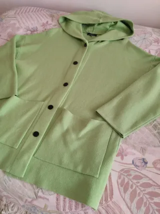 Chaqueta verde con capucha