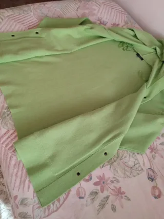 Chaqueta verde con capucha