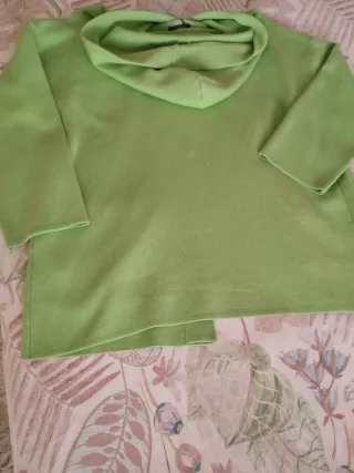 Chaqueta verde con capucha