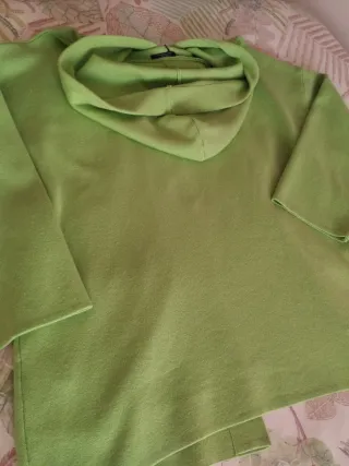 Chaqueta verde con capucha