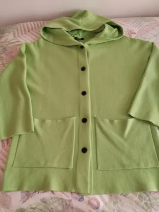 Chaqueta verde con capucha