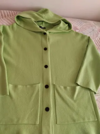 Chaqueta verde con capucha