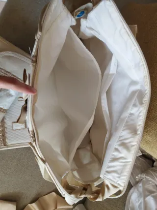 Bolso, cambiador y porta documentos beige y blanco