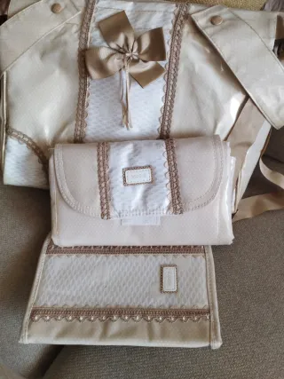 Bolso, cambiador y porta documentos beige y blanco