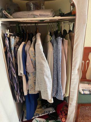 Ropero de tela beige con estructura metálica