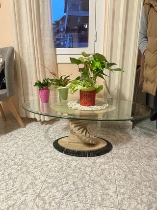 Mesa de comedor, muebles y sofá.