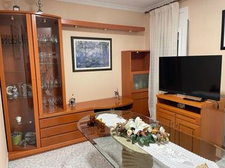 Mesa de comedor, muebles y sofá.