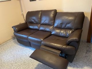 Mesa de comedor, muebles y sofá.