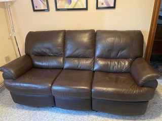 Mesa de comedor, muebles y sofá.