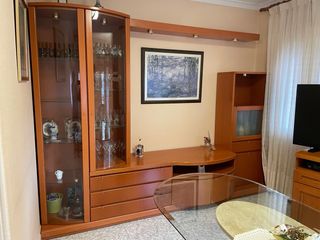 Mesa de comedor, muebles y sofá.