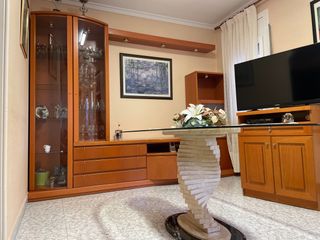 Mesa de comedor, muebles y sofá.