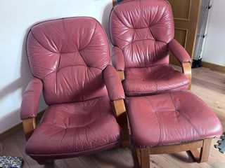 Sillones de cuero rojo y madera