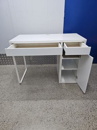 Vendo scrivanie MICKE di IKEA in bianco con 2 cassetti e 2 ripiani