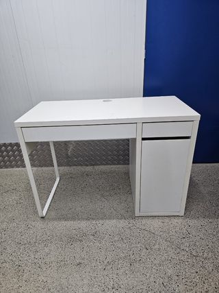 Vendo scrivanie MICKE di IKEA in bianco con 2 cassetti e 2 ripiani