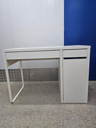 Vendo scrivanie MICKE di IKEA in bianco con 2 cassetti e 2 ripiani
