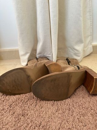 Botines tacón tachuelas beige/marrón