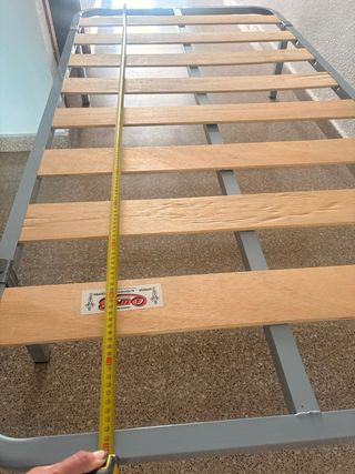 Cama metálica con somier de madera