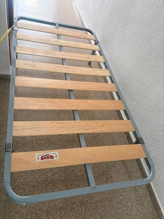 Cama metálica con somier de madera