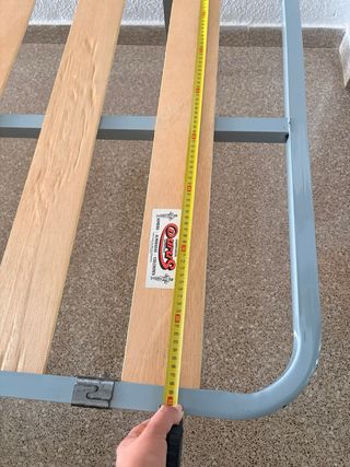 Cama metálica con somier de madera