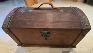 Cofre de madera con detalles metálicos y cuero