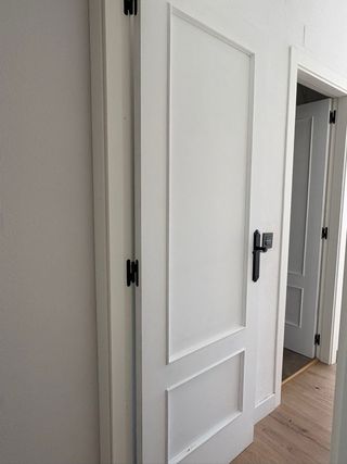 Puerta interior madera pintada en blanco