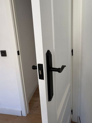 Puerta interior madera pintada en blanco