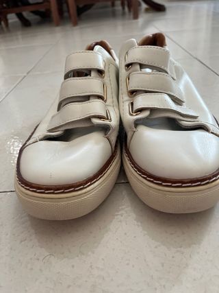 Deportivas de cuero blancas y marrones