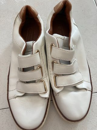 Deportivas de cuero blancas y marrones
